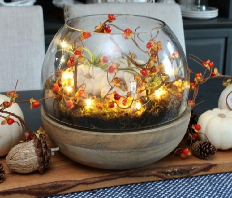 Faça um arranjo brilhante para o outono com bagas artificiais e luzes de fadas