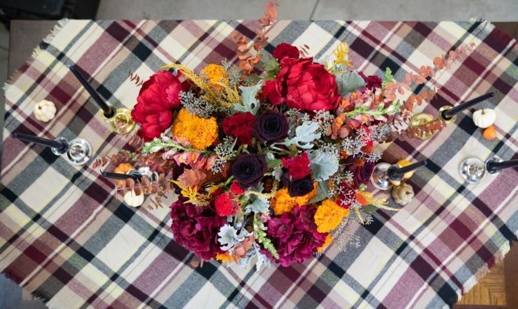 Ideia com flores reais ou artificiais para um arranjo de mesa exuberante