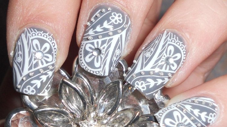 Desenhos de unhas outonais -floral-pattern-white-grey-stones-glitter-pearls