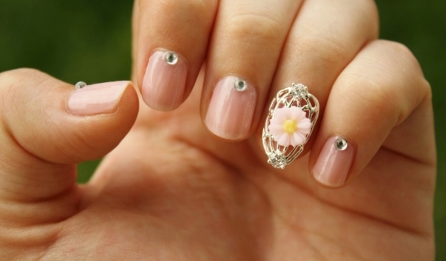 Desenhos de unhas flores strass delicado rosa