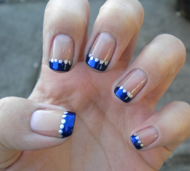 Unhas de unhas azul prata verniz aplicar ideias