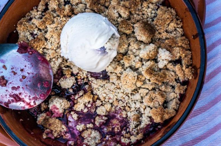 Sobremesa de ameixa em um copo - Crumble com castanha de caju