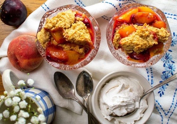 Sobremesa de ameixa em copo - Cobbler com pêssego e pedaços de massa (2)