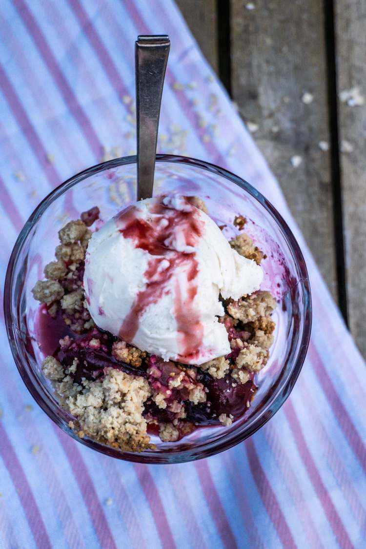Sirva o crumble com ameixa e sorvete ou iogurte