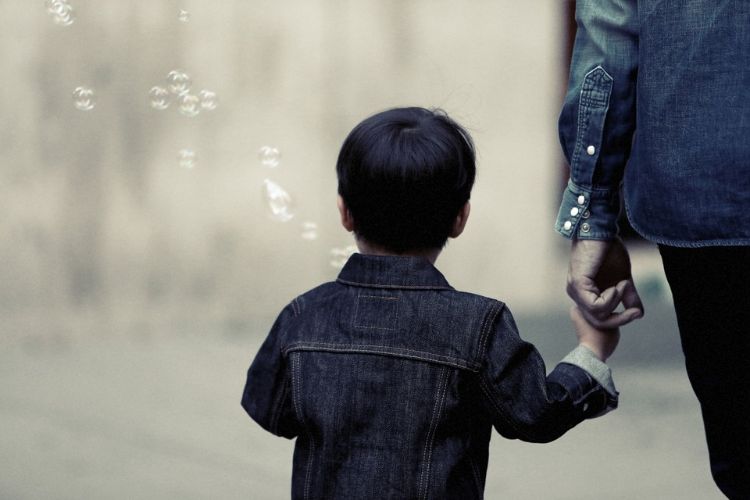 camisa jeans combinar homem pai criança rua andar de mãos dadas