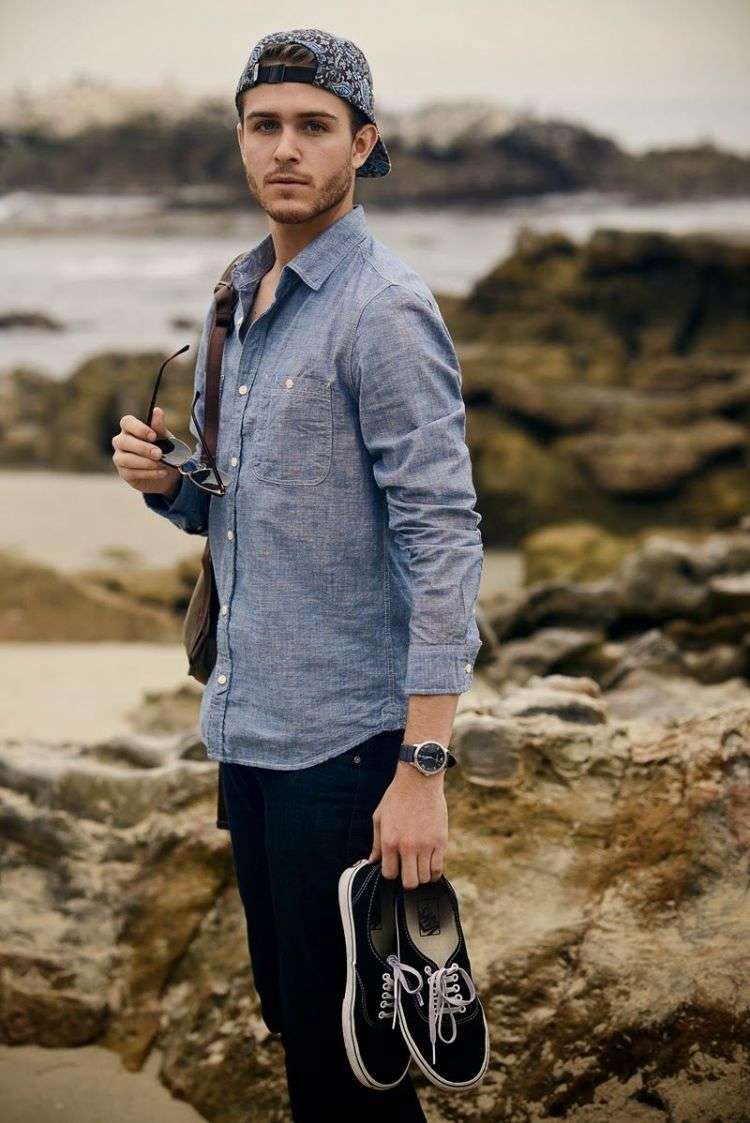 camisa jeans combina homem com calça tênis tênis boné óculos de sol