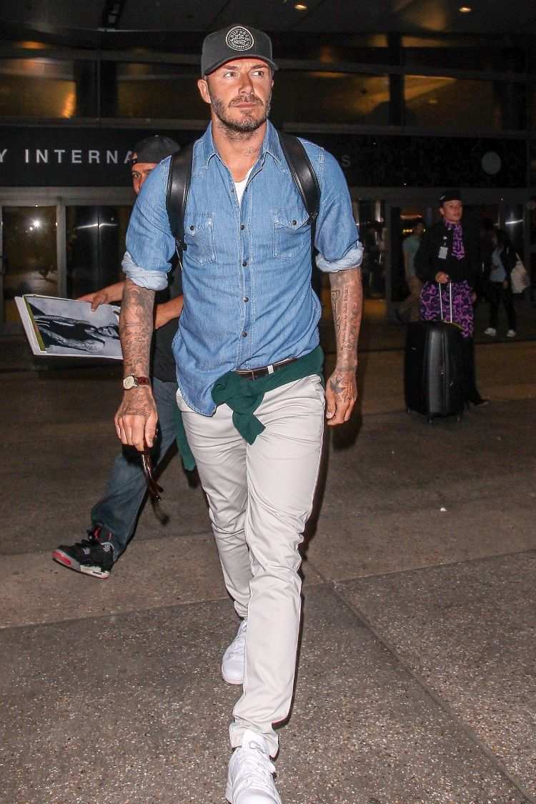 camisa david beckham enfiada em calças relaxadas vestindo - cópia