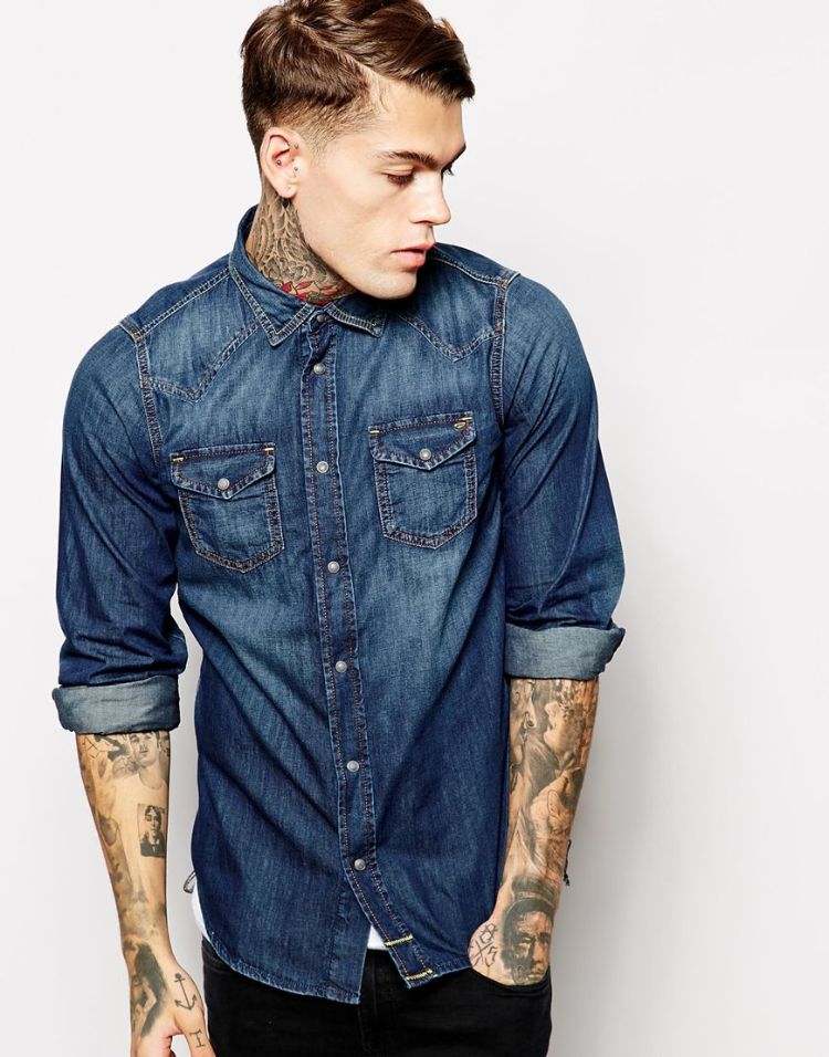 camisa jeans abotoada combinada usar calça preta tatuagem