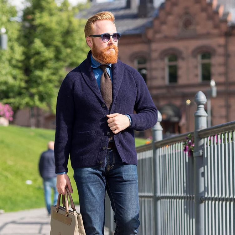 cardigan colete gravata camisa jeans leve bolsa de couro jeans óculos de sol barba penteado