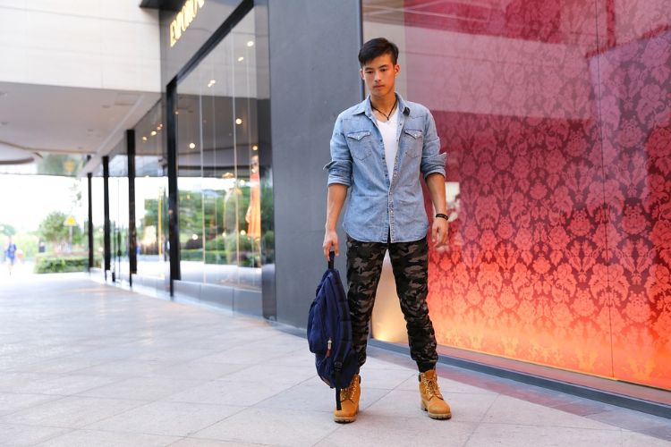 camisa jeans combinar calças cargo masculinas botas de couro mochila estilo casual camiseta branca tendência da moda