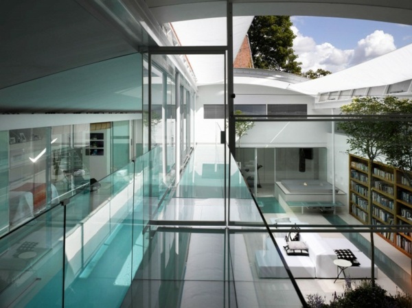 Casa com design minimalista de parede de vidro