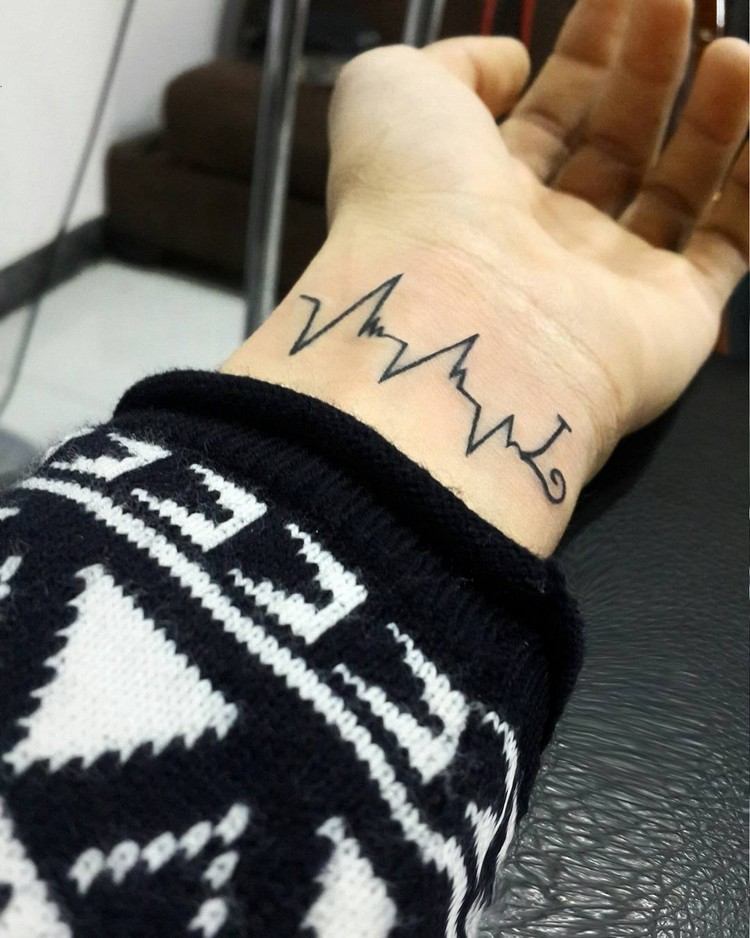 Tatuagem, batimento cardíaco, pulso, linha ecg, inicial, letra
