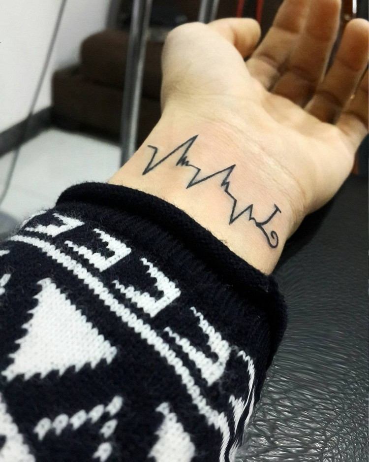 Tatuagem, batimento cardíaco, pulso, linha ecg, inicial, letra