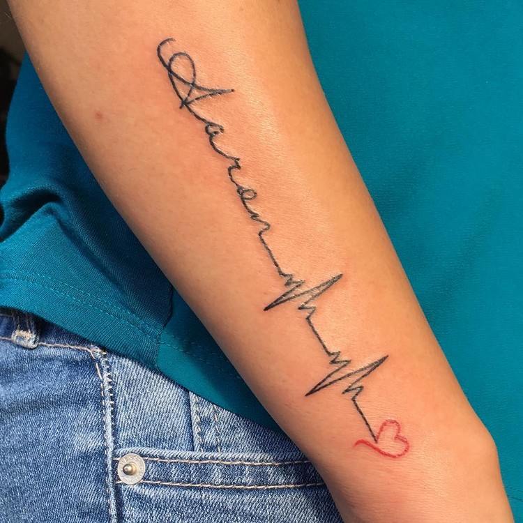 tatuagem-batimento cardíaco-nome-ekg-linha-design-coração-antebraço