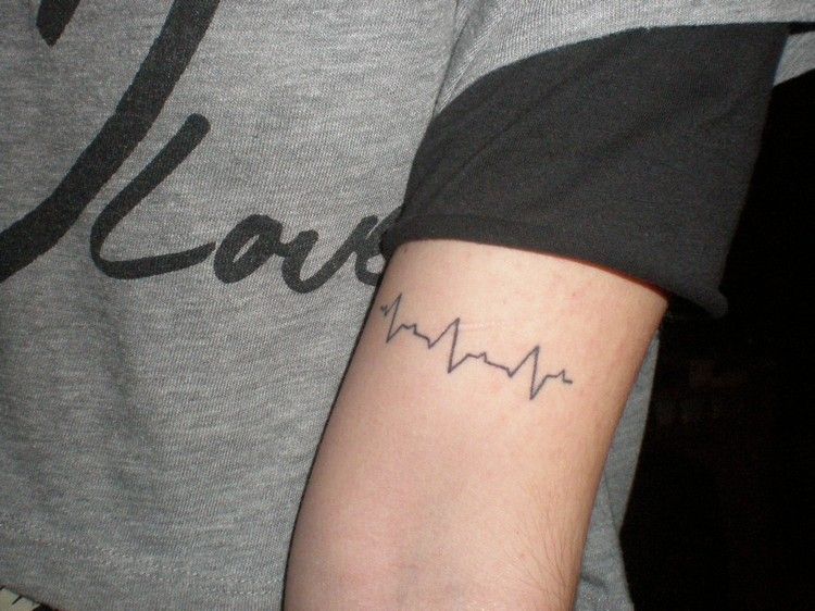 tatuagem-batimento cardíaco-homem-braço-ideia-ecg-linha-minimalista