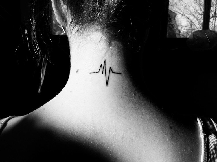 tatuagem-batimento cardíaco-ecg-linha-pescoço-tatuagem-mulher