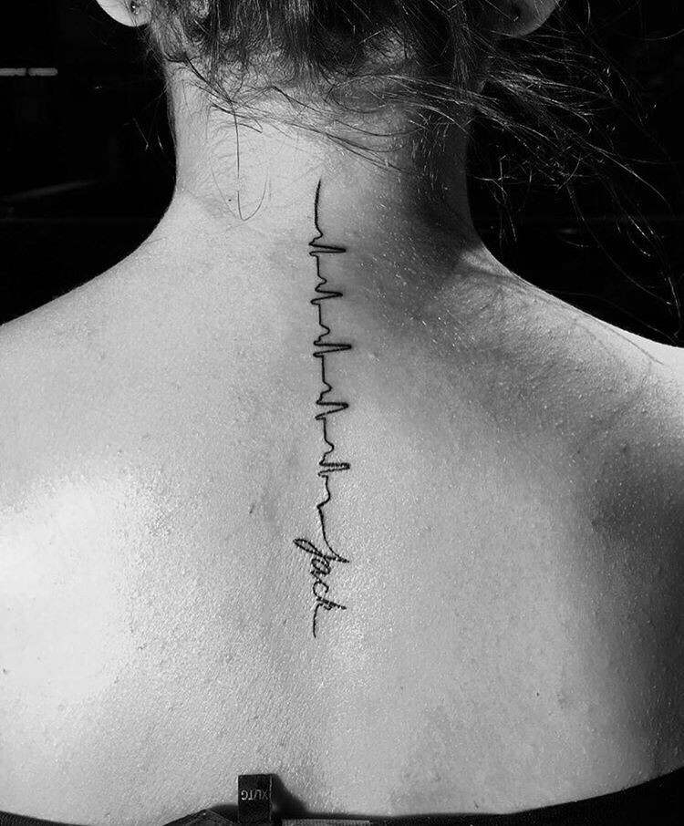 tatuagem-batimento cardíaco-linha-vertical-nome-mulher-espinha