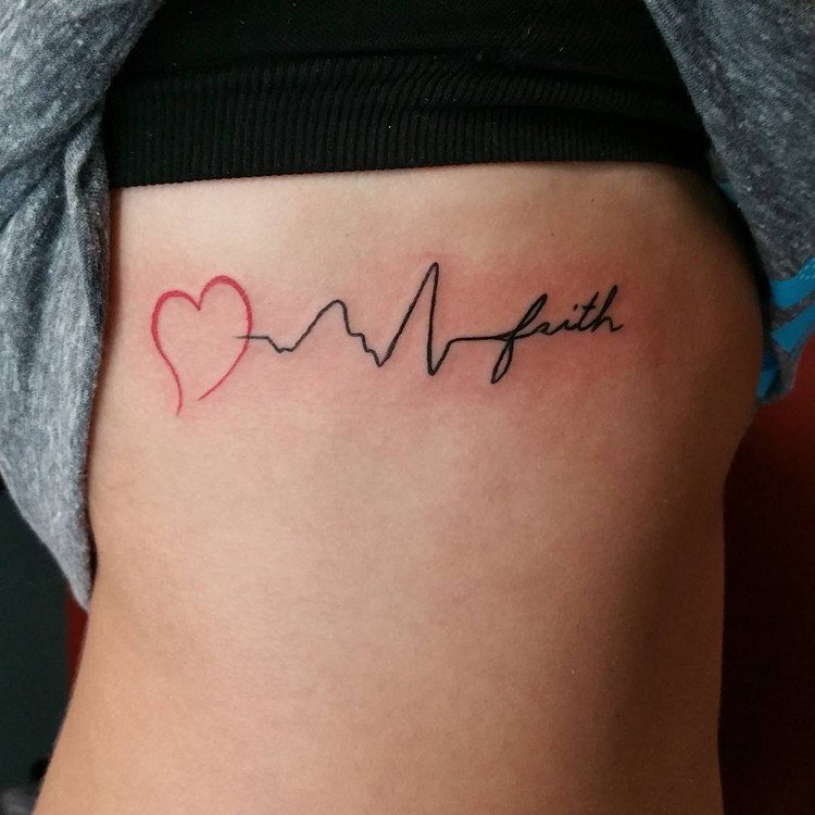 tatuagem batimento cardíaco mulher costela letras coração