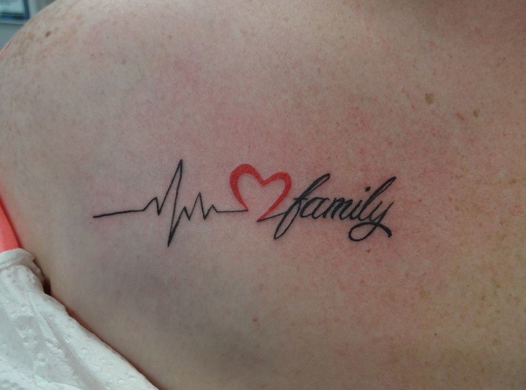 tatuagem, batimento cardíaco, coração, letras, motivo familiar