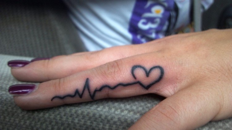 tatuagem-batimento cardíaco-dedo-tatuagem-coração-preto