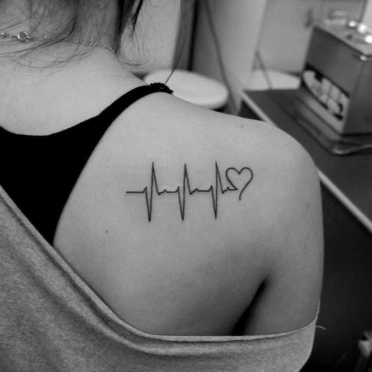 Tatuagem, batimento cardíaco, omoplata, mulher, linha ecg, coração