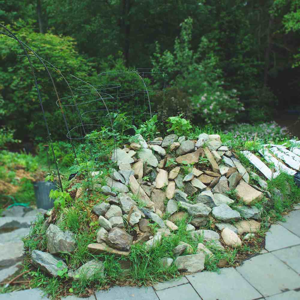 Criação de um leito de colina Instruções simples Pedras de canteiro elevadas Decoração de jardim Tendências de jardim