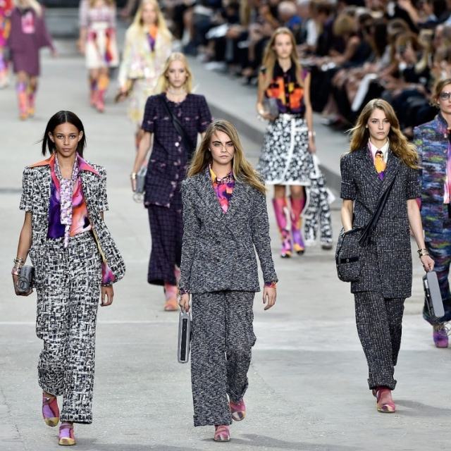 Tons de cinza-Karl-Lagerfeld-chanel-wide-pants-costumes-mottled-fashion-show-paris