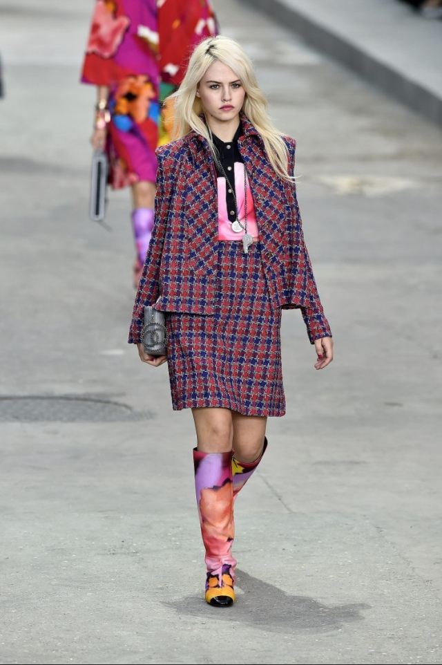 primavera-verão-2015-chanel-psychedelic-pattern-colorful-boots-style-1970