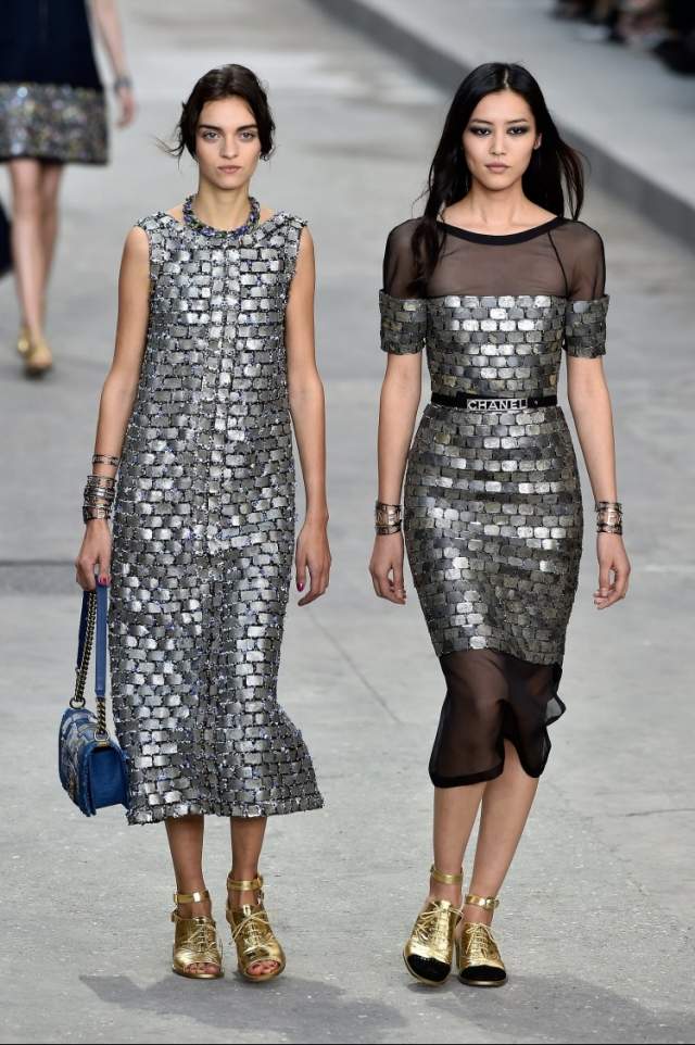 Vestidos com lantejoulas bordadas em tons de cinza-sapatos-em-ouro-look-karl-lagerfeld-for-chanel