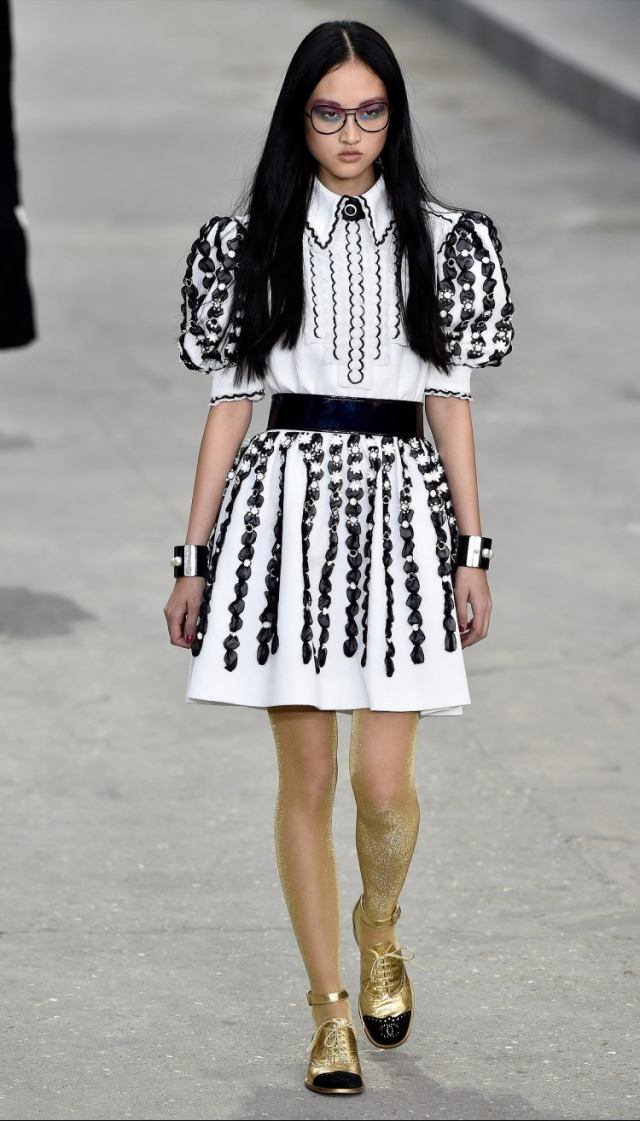 pariser-fashion-week-2015-chanel-accessories-golden-flat-sapatos-pulseira-vestido-branco