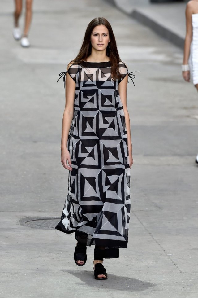 Prêt-à-porter-show-dress-psychedelic-patterns-karl-lagerfeld-for-chanel