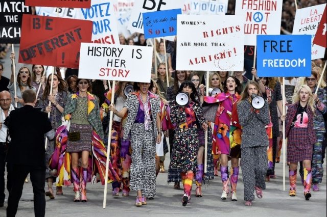 Rebellious-Chanel-Show-Grand-Palais-Paris-Fashion-Week-coloridos-brilhantes-padrões