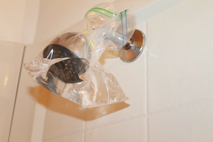 dicas de casa-limpeza-banheiro-chuveiro-removedor de calcário-vinagre-sacos plásticos