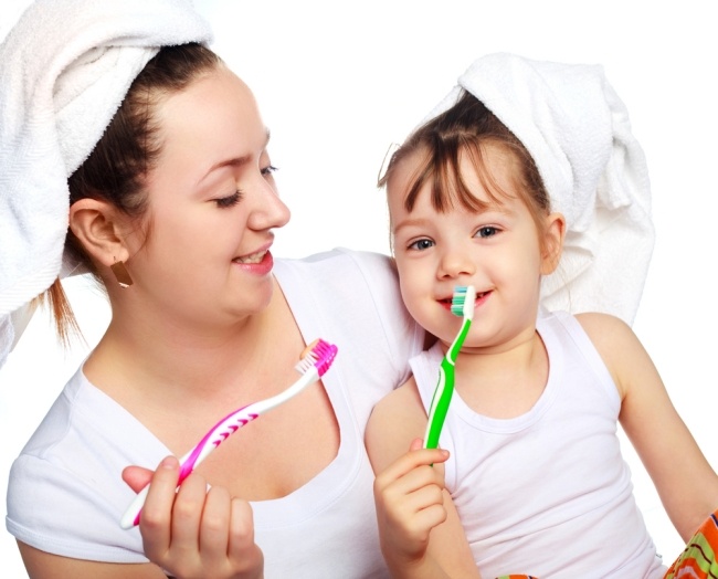 Escovar os dentes corretamente. Higiene bucal Ensinar às crianças conselhos sobre higiene bucal