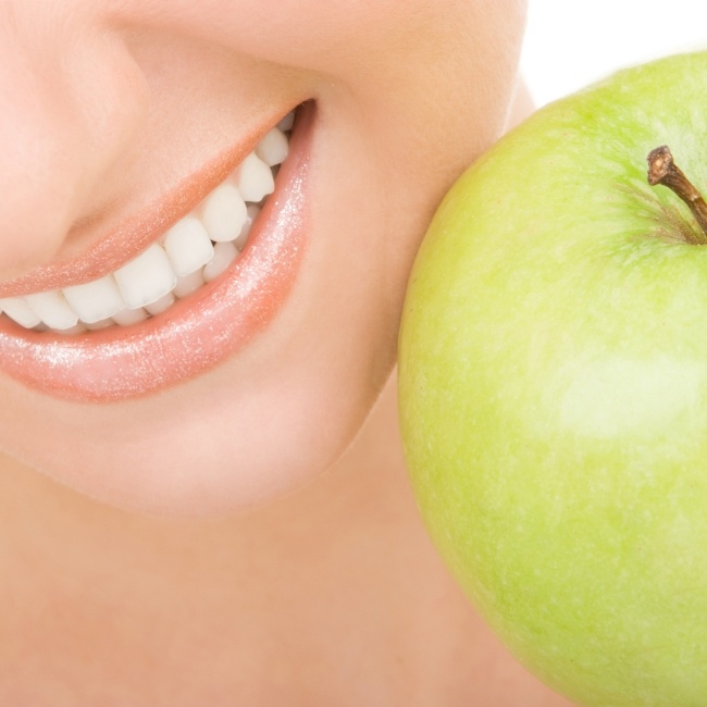 Lindos dentes saudáveis ​​guia de cuidados dentários corretos maçã amarela