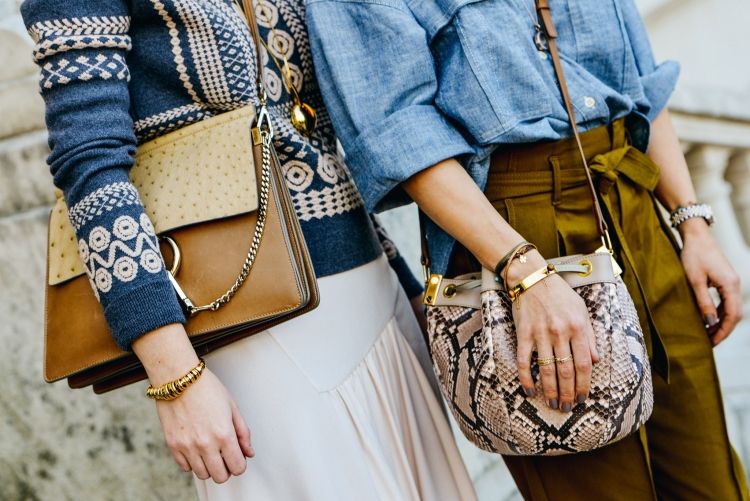 Hippie Chic -fashion-boho-outono-acessórios-bolsa de couro-ouro-blusa-padrão-ocre-denim
