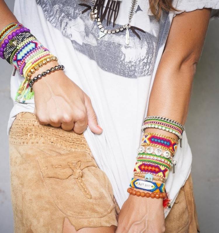 Hippie Chic -mode-boho-velour-shorts-brambands-colorful-tshirt