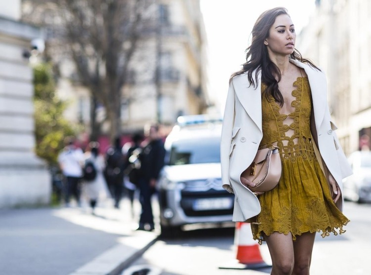 Hippie Chic -mode-boho-vestido-mostarda-amarelo-blazer-creme-branco-bolsa-cidade