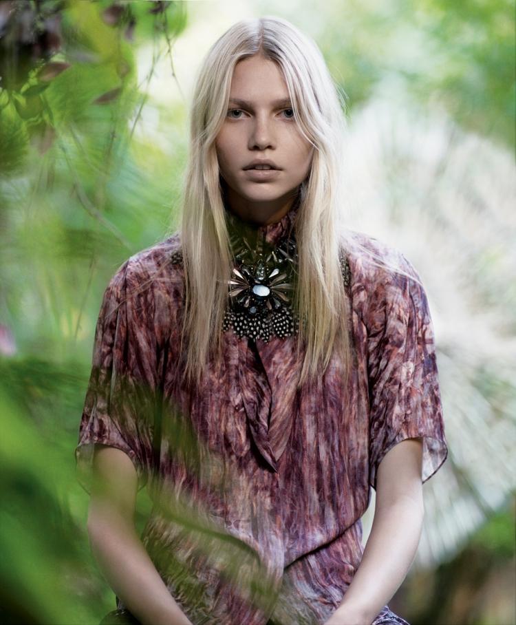 hippie-chic-fashion-boho-blusa-violeta-padrão-declaração-corrente-loira-cabelo-plantas