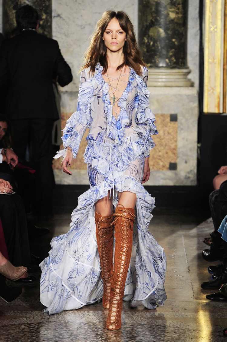 hippie-chic-fashion-boho-dress-blue-white-long-airy-leather-boots-chain-cross