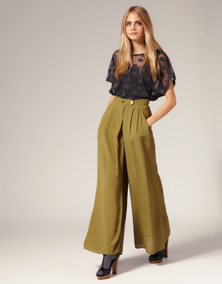 hippie-chic-fashion-boho-calça-cintura-alta-verde-marrom-blusa-preto-sandálias