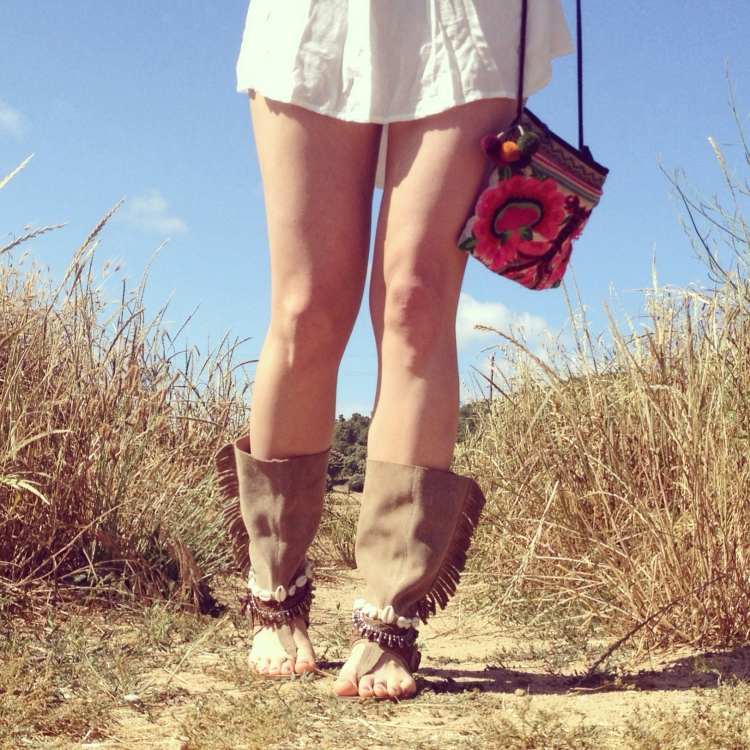 hippie-chic-fashion-boho-indian-sandals-bag-bordado-field-dress-branco