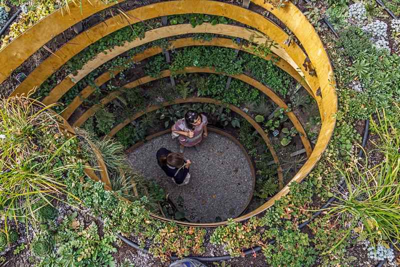 Jardim de canteiro elevado para visitantes do parque da cidade de Wroclaw