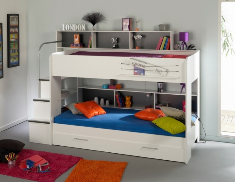 Cama alta para sofá-cama moderno com móveis brancos