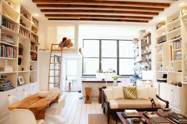 Pequeno apartamento no sótão com cama loft que economiza espaço