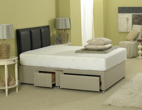 Quarto com espaço para armazenamento de cama alta