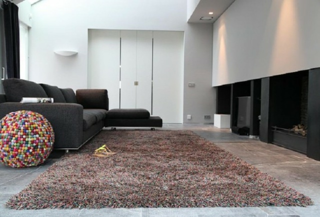 sala de estar de lã colorida com lareira sofá cor neutra