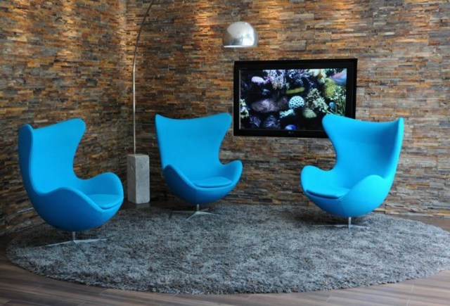 Sala de estar com poltrona na cor azul