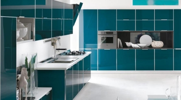 Cozinha de alto brilho Stosa Cucine eletrodomésticos embutidos azul turquesa