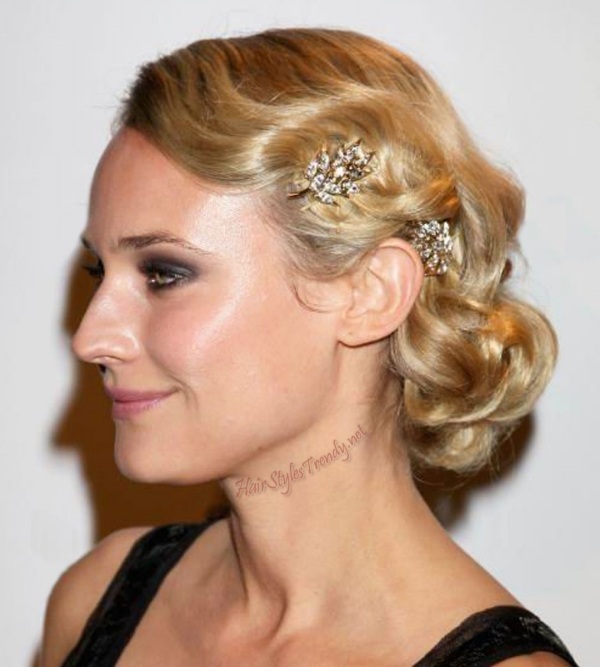 Cabelo loiro-de-Hollywood-vestido-preto-penteado de noite